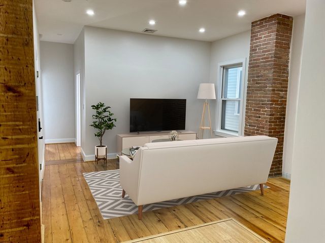 258 W Broadway 4, Boston, MA 02127