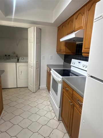7427 SW 13th St, North Lauderdale, FL 33068