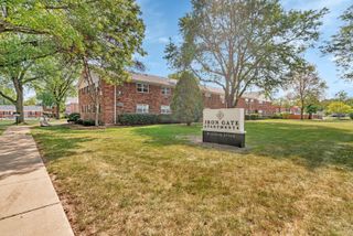 15 Briar Street 35, Glen Ellyn, IL 60137