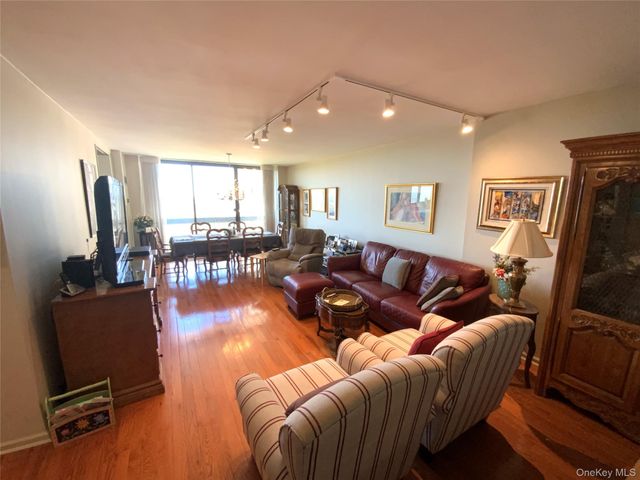 27010 Grand Central Parkway 23B, Floral Park, NY 11005