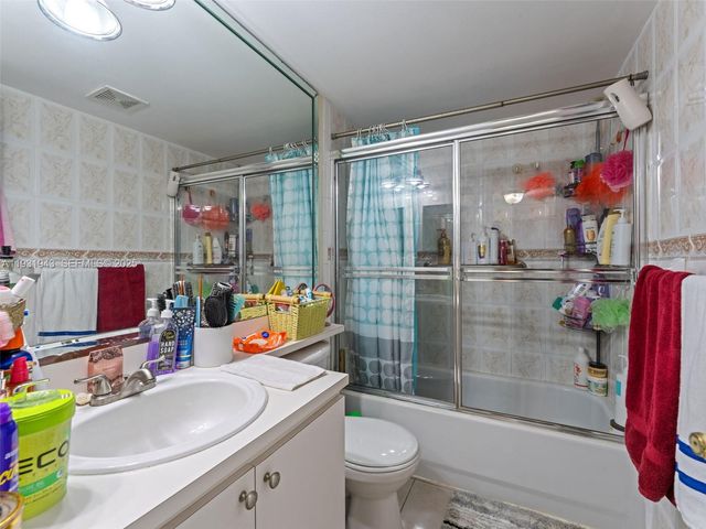 1655 W 44th Place 448, Hialeah, FL 33012