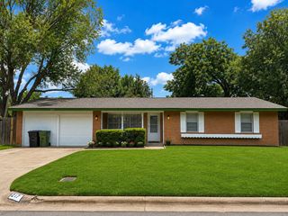 217 Turtle Creek Drive, Arlington, TX 76010