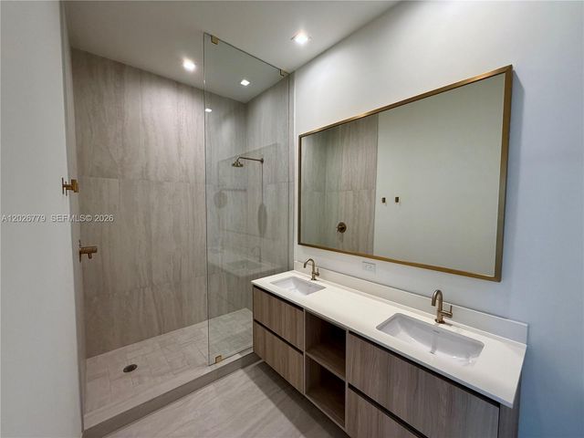 77 SE 5th St 407, Miami, FL 33131