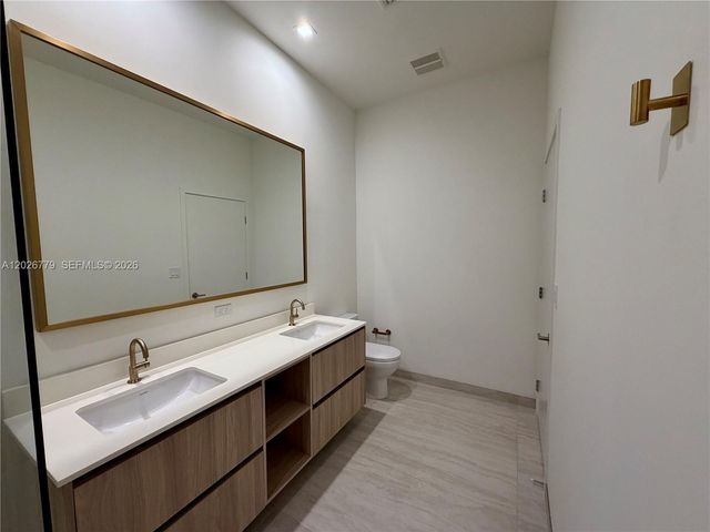 77 SE 5th St 407, Miami, FL 33131