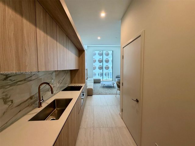 77 SE 5th St 407, Miami, FL 33131
