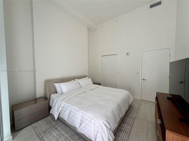 77 SE 5th St 407, Miami, FL 33131