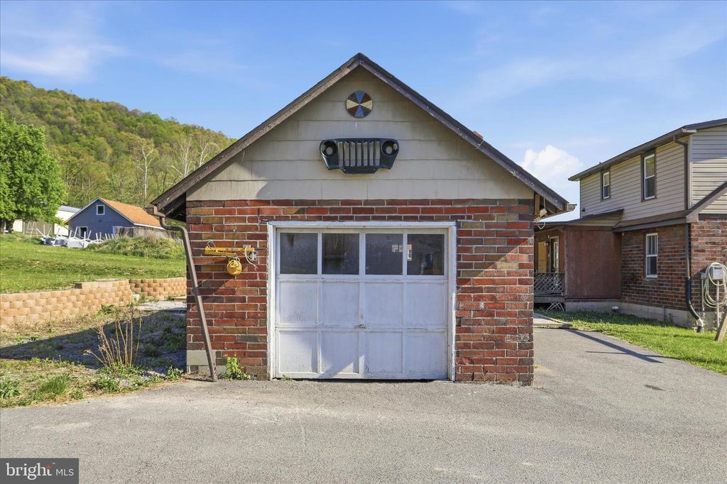 Image 6 of property listing at 14510 UHL HWY SE, Cumberland, MD 21502