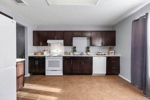 6835 Waterfall Pass, Converse, TX 78109