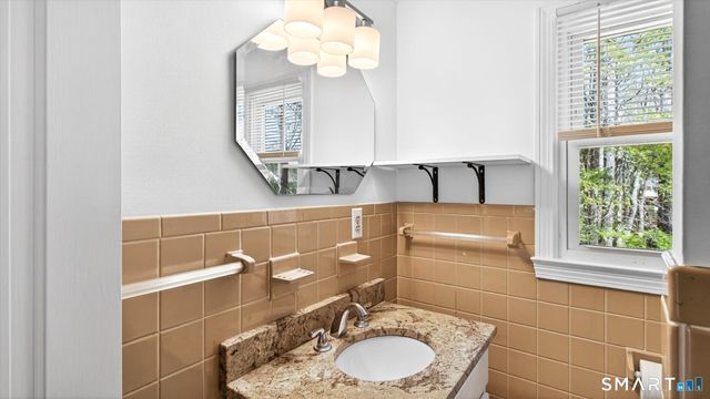 28 Park Road, Simsbury, CT 06070