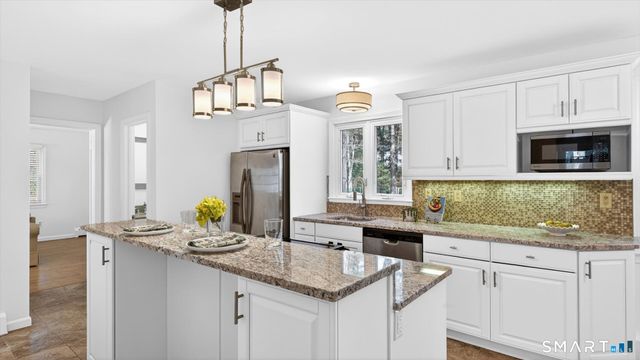 28 Park Road, Simsbury, CT 06070