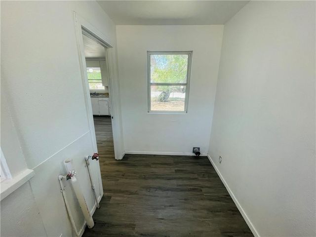 319 S Nueces St, Mathis, TX 78368