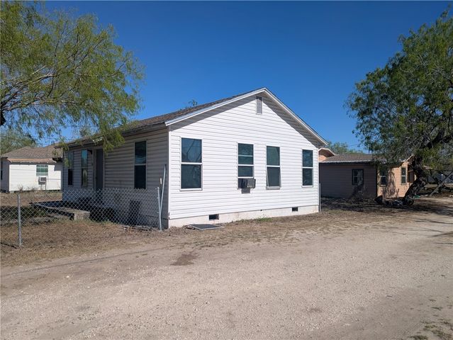 319 S Nueces St, Mathis, TX 78368