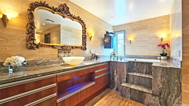 738 Kaulana Place, Honolulu, HI 96821
