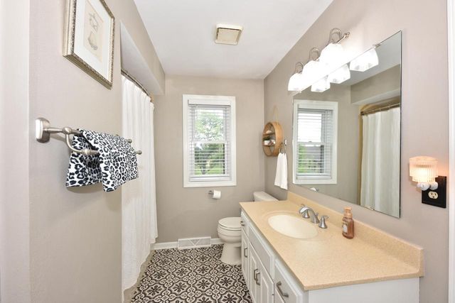17470 St James ROAD, Brookfield, WI 53045