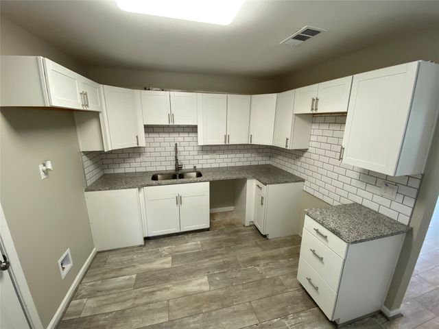2211 W Illinois Avenue, Dallas, TX 75224