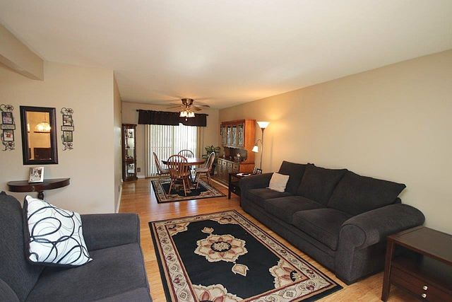 102 Villa Road, Streamwood, IL 60107