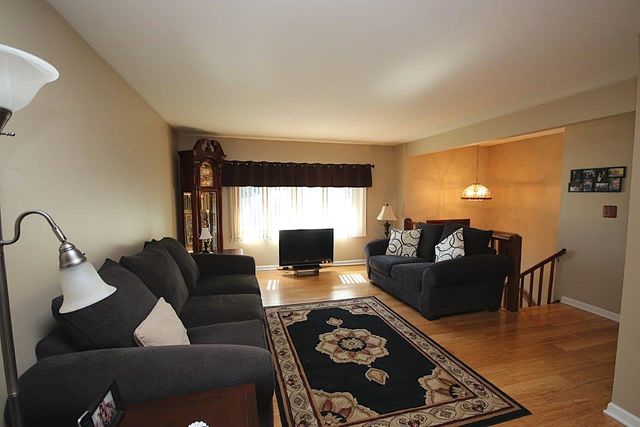 102 Villa Road, Streamwood, IL 60107