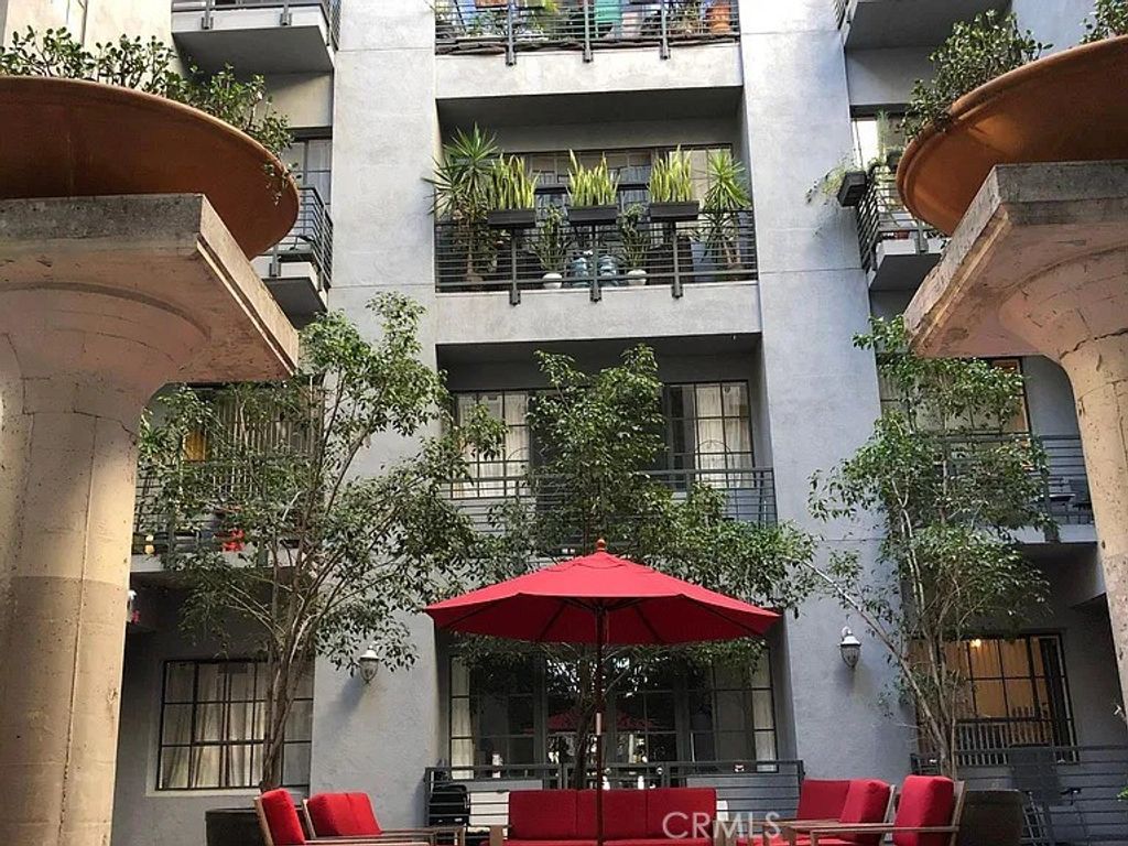 Image 1 of property listing at 420 S San Pedro 306, Los Angeles, CA 90013