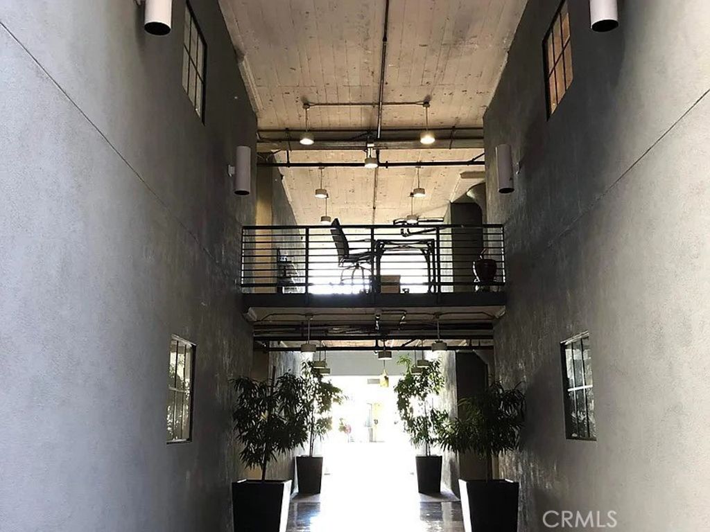 Image 2 of property listing at 420 S San Pedro 306, Los Angeles, CA 90013