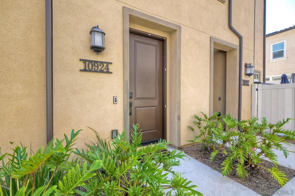 Image 5 of property listing at 10924 Jericho Way, San Diego, CA 92129