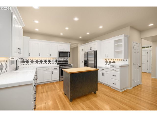 3208 Sw LURADEL St, Portland, OR 97219
