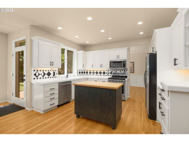 3208 Sw LURADEL St, Portland, OR 97219