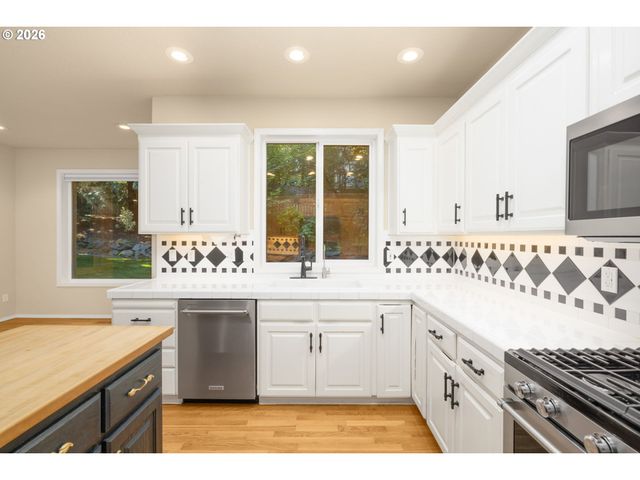 3208 Sw LURADEL St, Portland, OR 97219