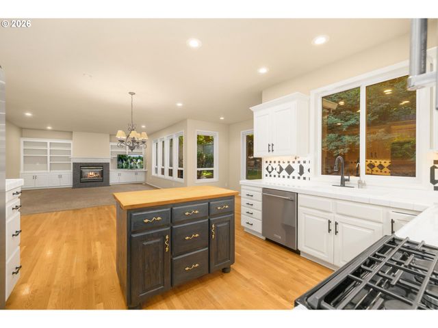 3208 Sw LURADEL St, Portland, OR 97219