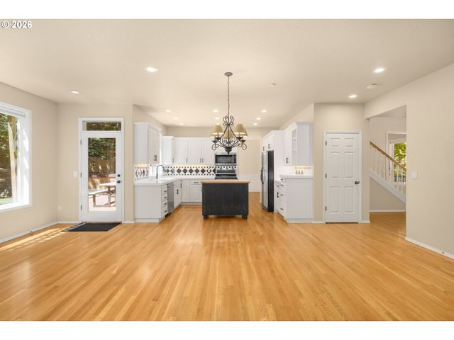 3208 Sw LURADEL St, Portland, OR 97219