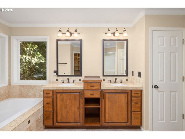 3208 Sw LURADEL St, Portland, OR 97219
