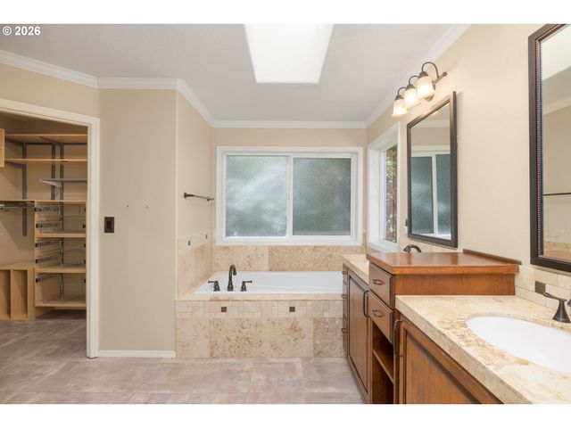 3208 Sw LURADEL St, Portland, OR 97219