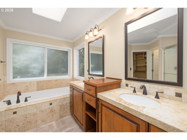 3208 Sw LURADEL St, Portland, OR 97219