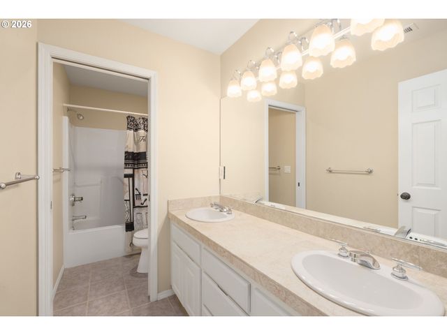 3208 Sw LURADEL St, Portland, OR 97219