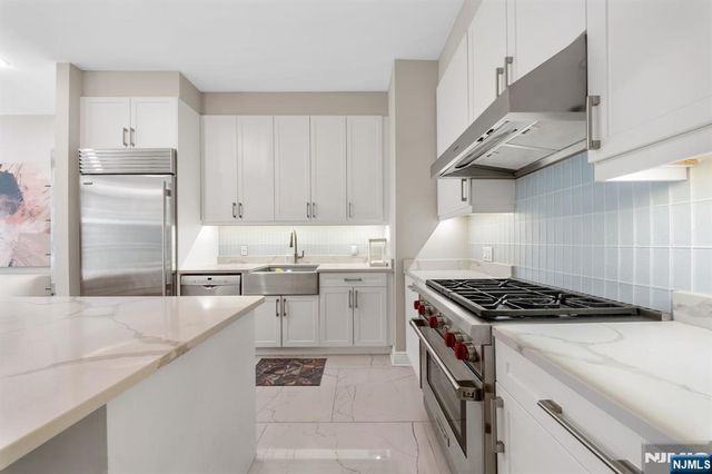 3 Somerset Lane 307, Edgewater, NJ 07020