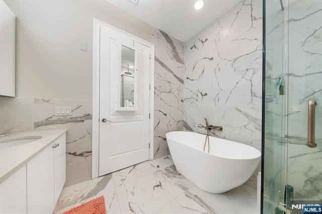 3 Somerset Lane 307, Edgewater, NJ 07020