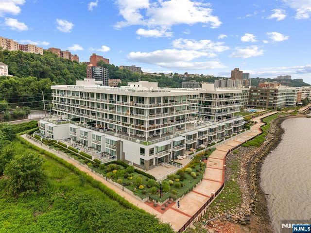 3 Somerset Lane 307, Edgewater, NJ 07020