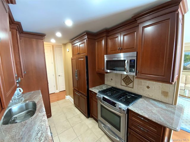 27010 Grand Central Parkway 27A, Floral Park, NY 11005