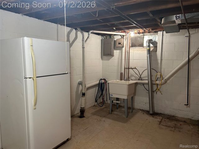 16080 Merriman Road, Livonia, MI 48154