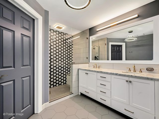 1401 Burr Oak Road 114B, Hinsdale, IL 60521