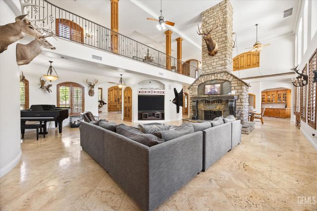 15009 Yokuts Lane, Bakersfield, CA 93306