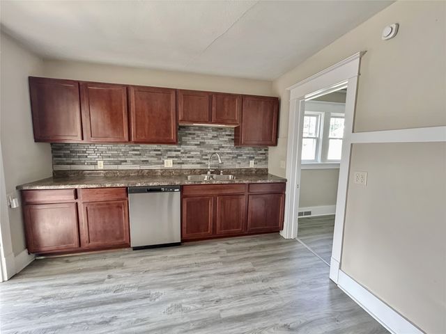 5711 SW 2nd Street, Des Moines, IA 50315