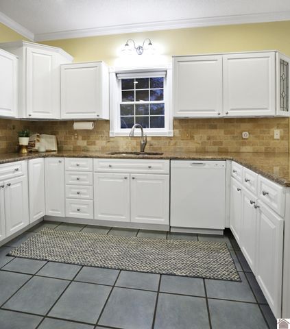 93 North Dr, Almo, KY 42020