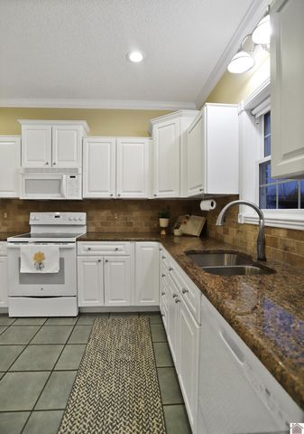 93 North Dr, Almo, KY 42020