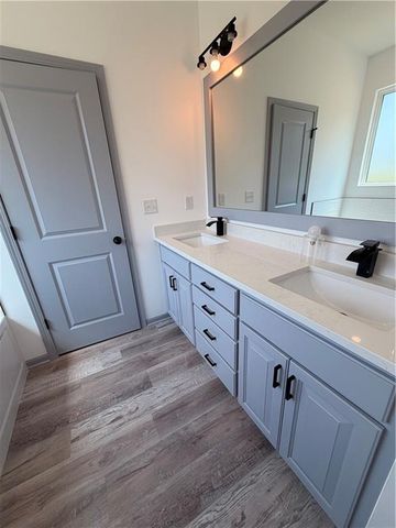 1300 NE Sequoia Court, Oak Grove, MO 64075