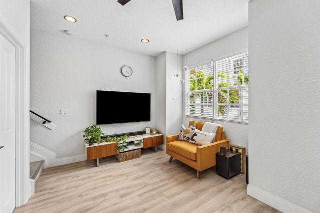 295 NE 5th Avenue 22, Delray Beach, FL 33483