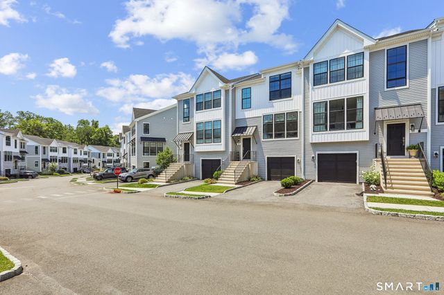 21 Brentwood Circle, Danbury, CT 06810