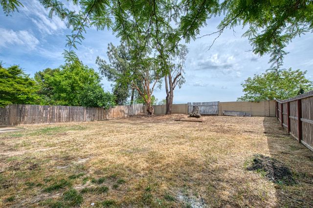 8228 N Calaveras Street, Fresno, CA 93711