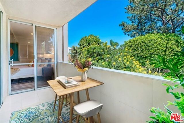 1015 N Kings Road 301, West Hollywood, CA 90069
