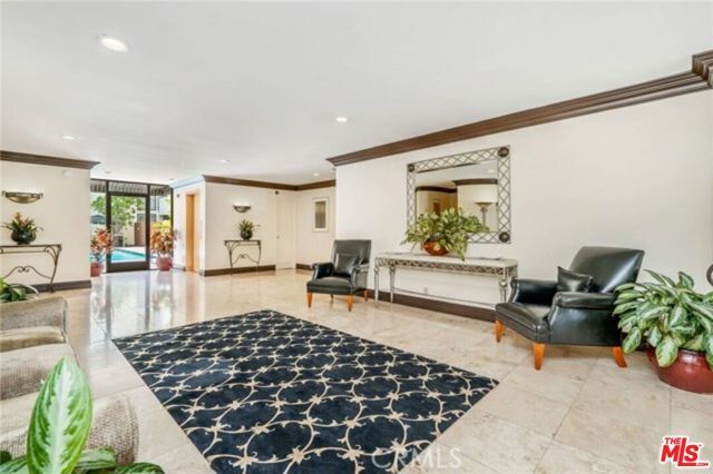 1015 N Kings Road 301, West Hollywood, CA 90069