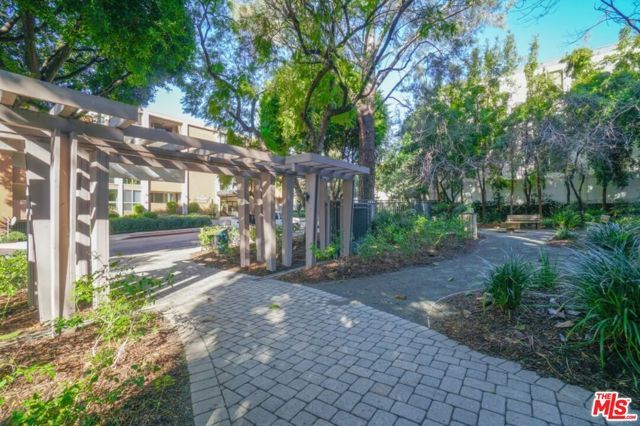 1015 N Kings Road 301, West Hollywood, CA 90069